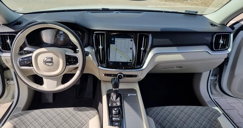 Volvo V60 Cross Country cena 114999 przebieg: 157000, rok produkcji 2019 z Otmuchów małe 379
